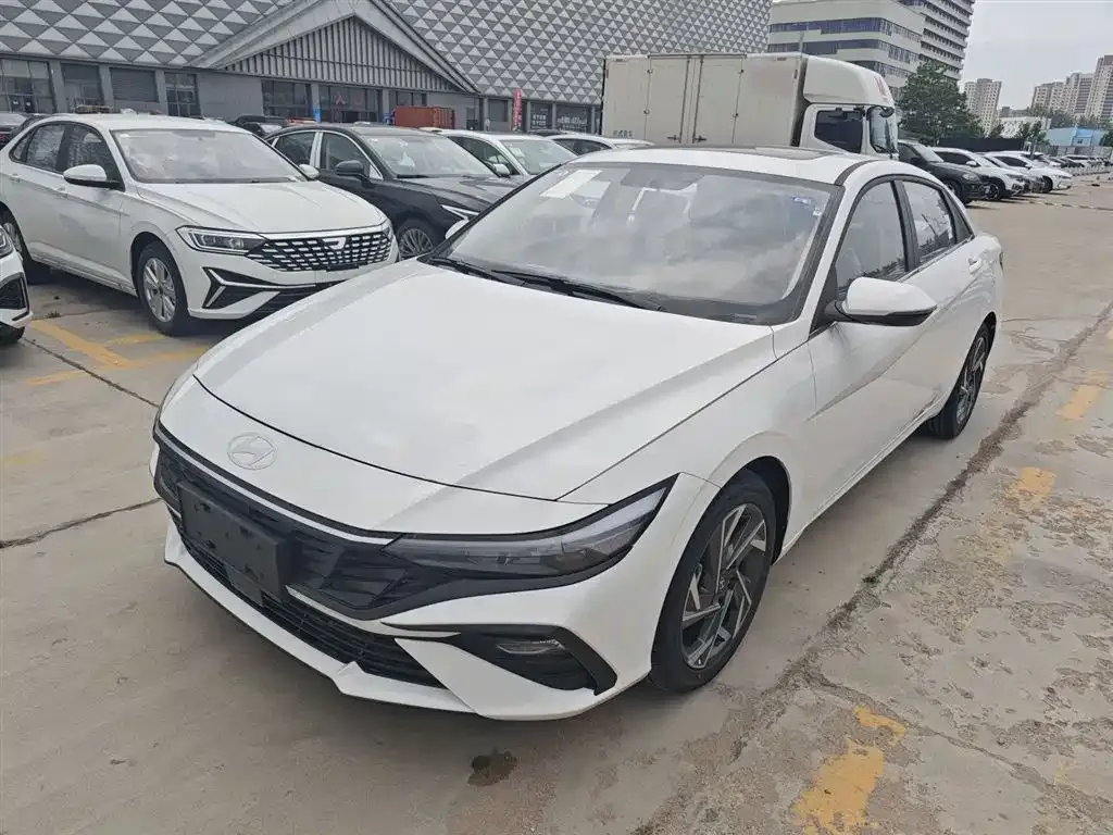 Hyundai Elantra — фото 1