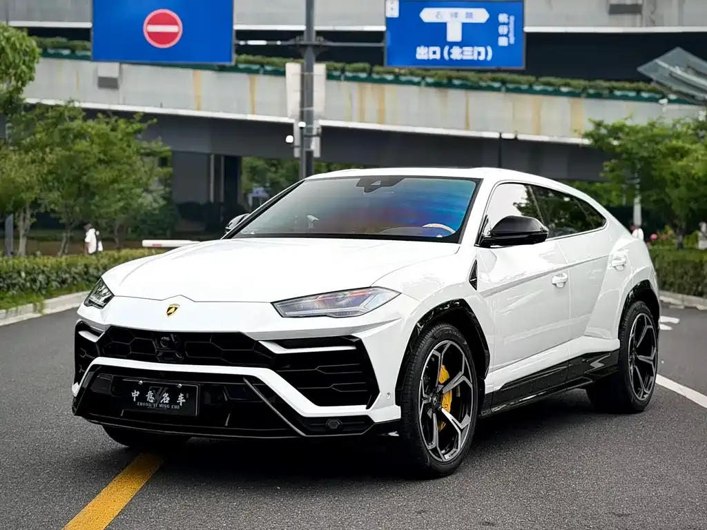 Lamborghini Urus — фото 1