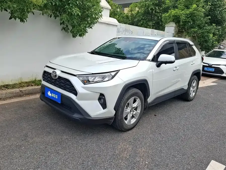 Toyota RAV4 — фото 1