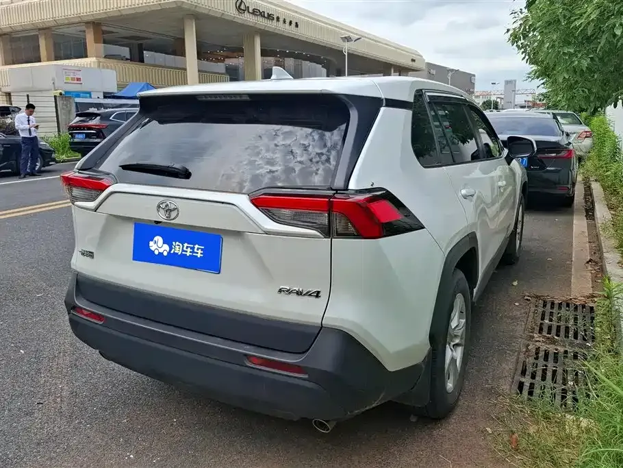 Toyota RAV4 — фото 3