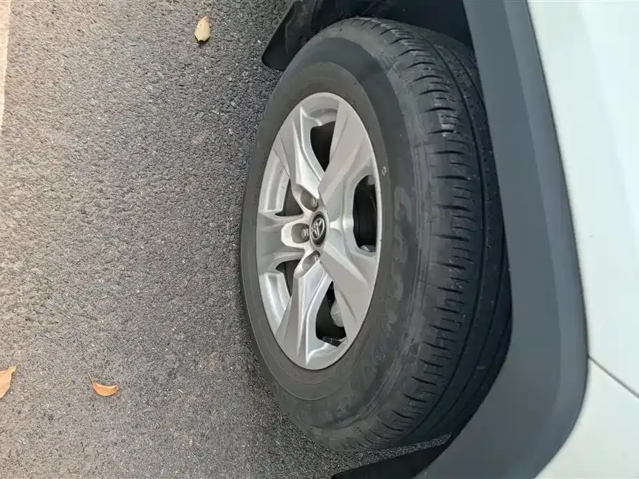 Toyota RAV4 — фото 8