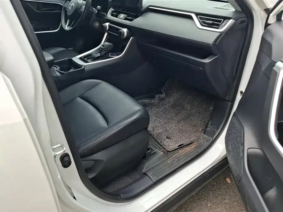 Toyota RAV4 — фото 10