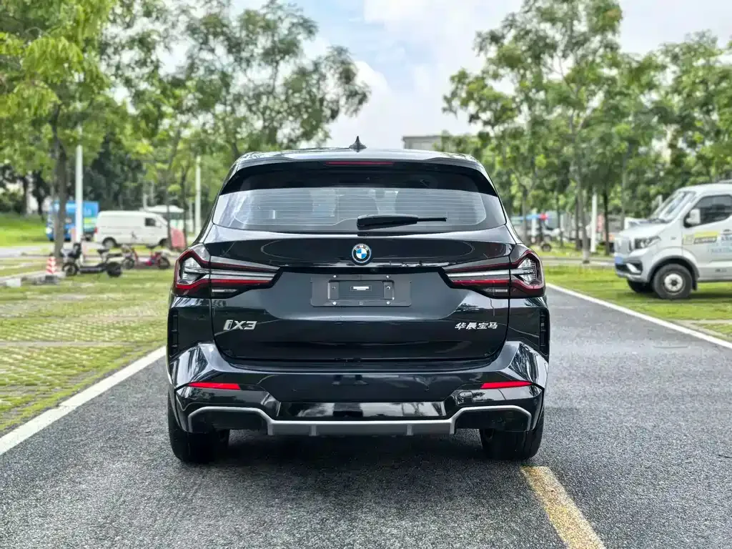 BMW iX3 — фото 8