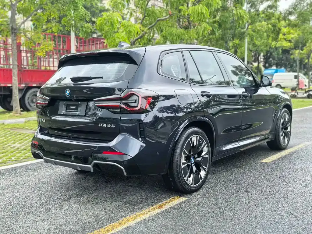 BMW iX3 — фото 9