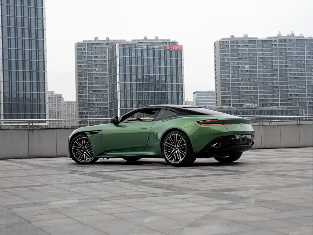 Aston Martin DB12 — фото 7
