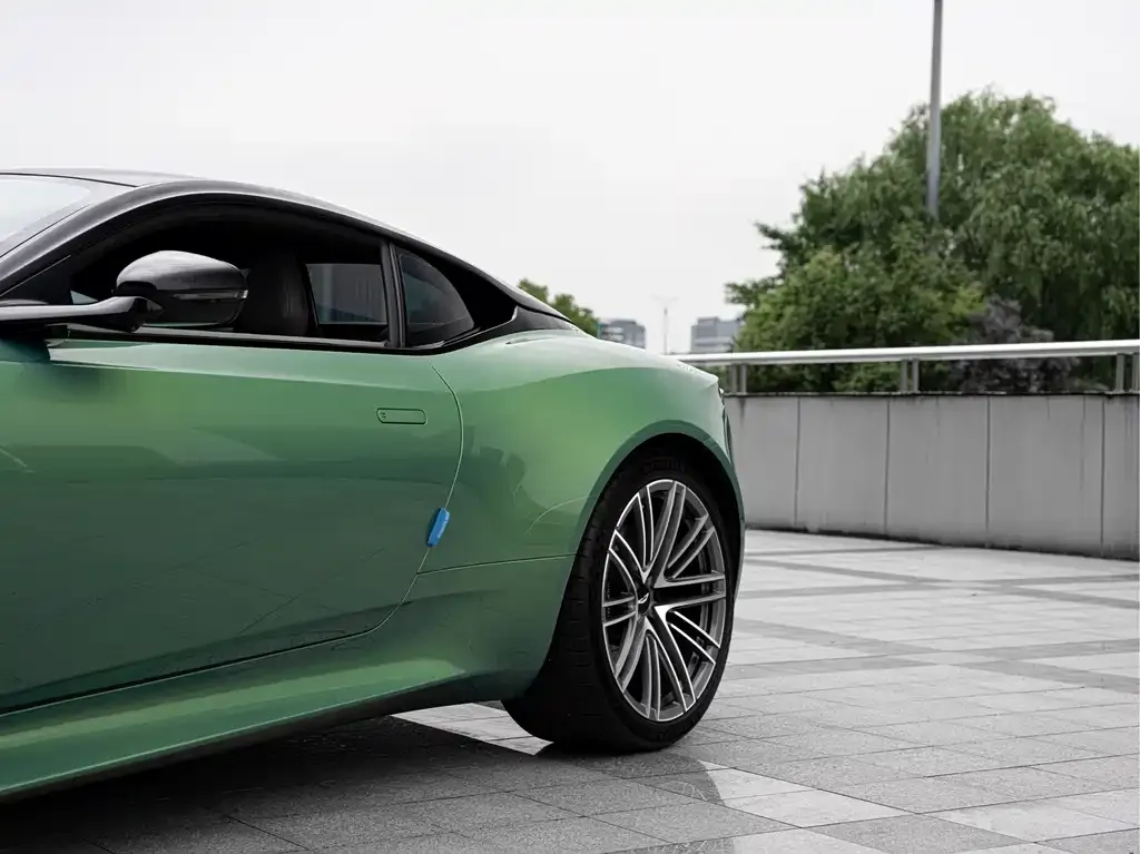 Aston Martin DB12 — фото 10