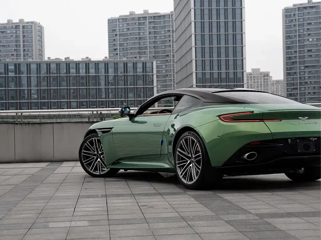 Aston Martin DB12 — фото 8