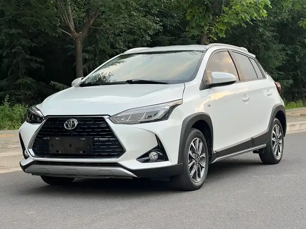 Toyota Yaris L — фото 1