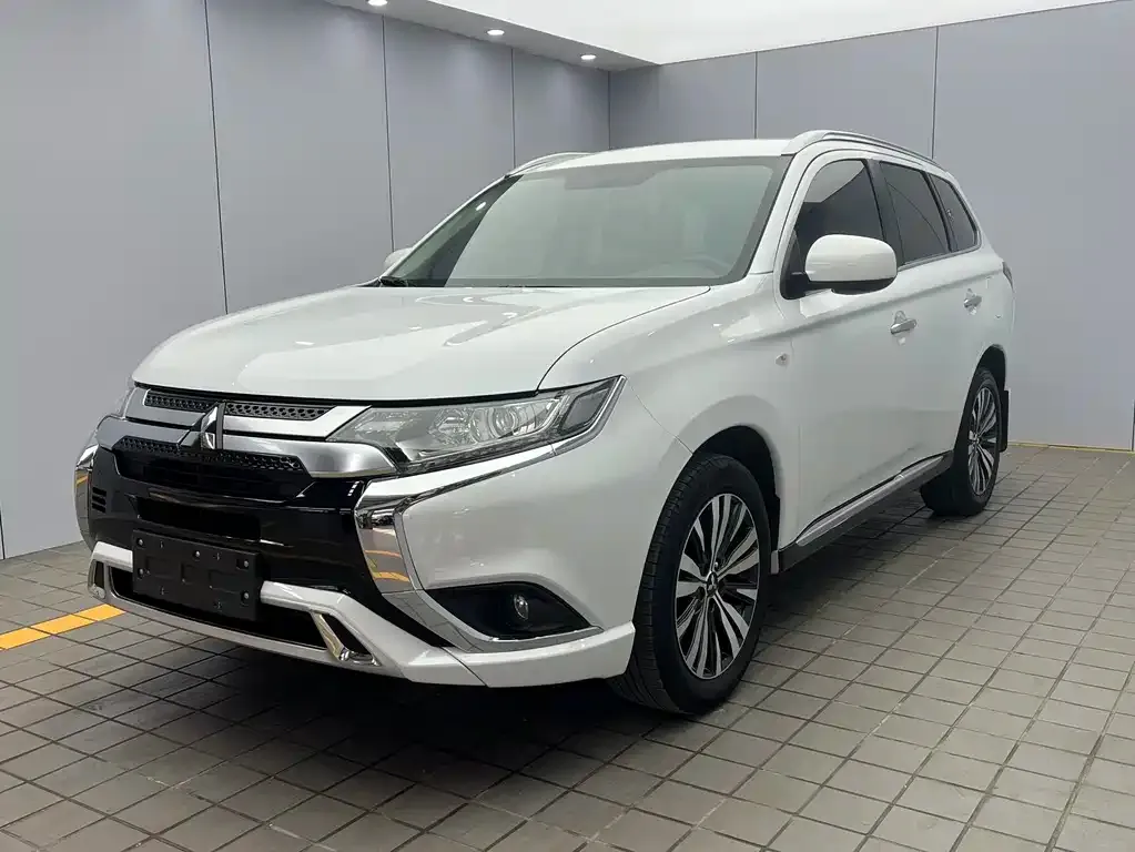 Mitsubishi Outlander — фото 1