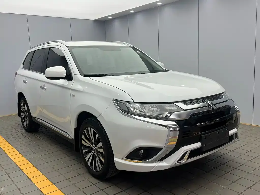 Mitsubishi Outlander — фото 10