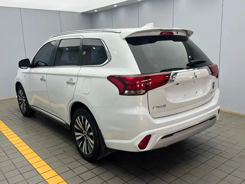 Mitsubishi Outlander — фото 5