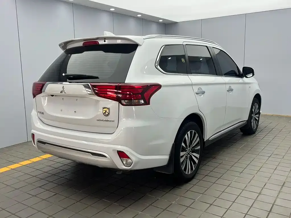 Mitsubishi Outlander — фото 6
