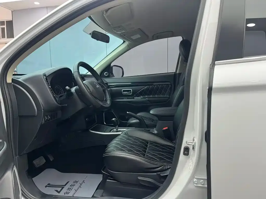 Mitsubishi Outlander — фото 2