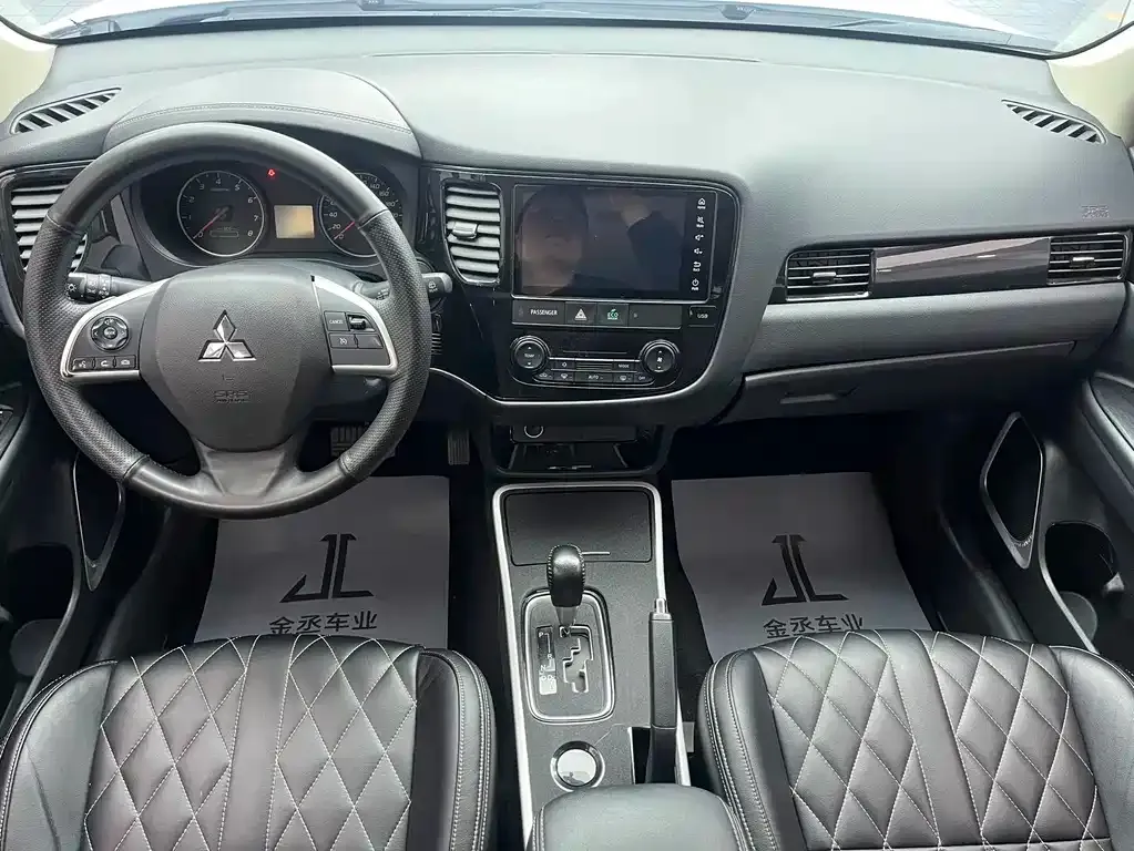 Mitsubishi Outlander — фото 9