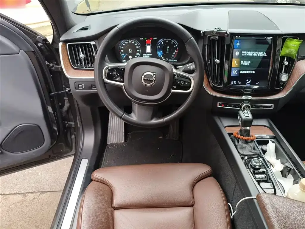 Volvo XC60 — фото 10