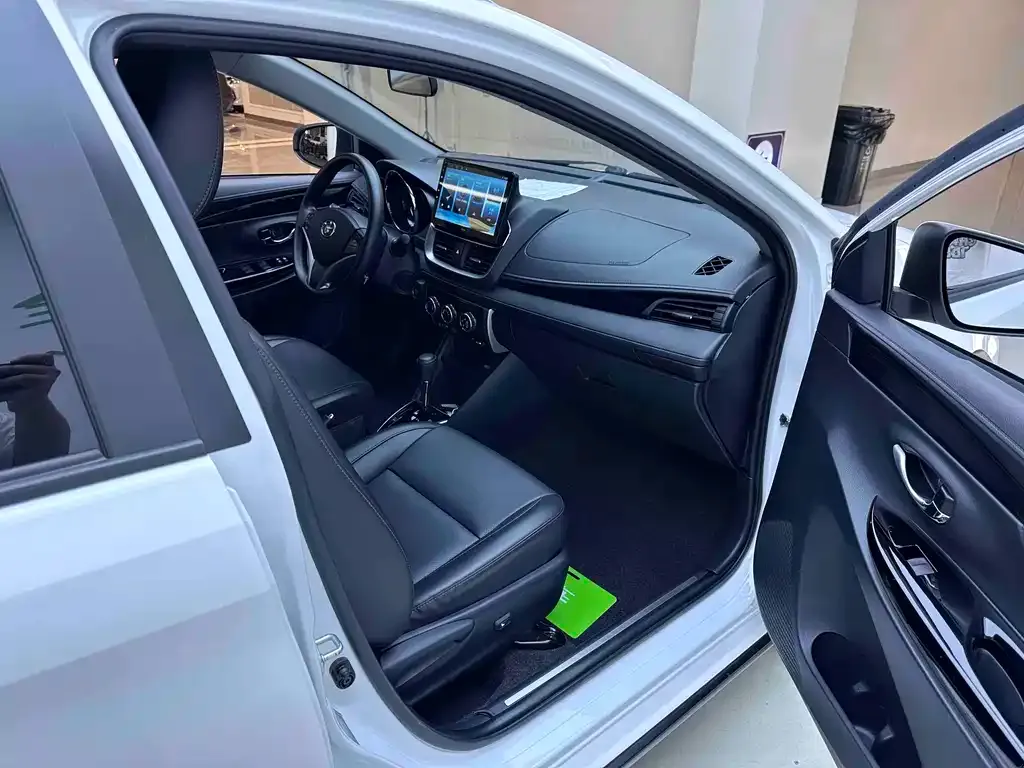 Toyota Yaris L — фото 8