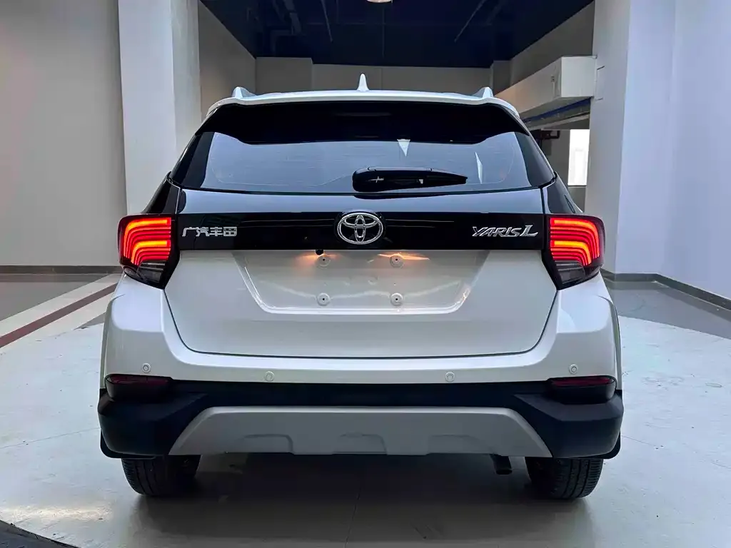 Toyota Yaris L — фото 4
