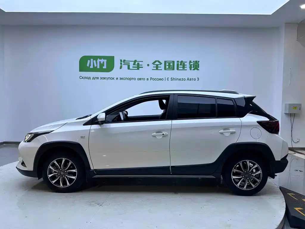 Toyota Yaris L — фото 2