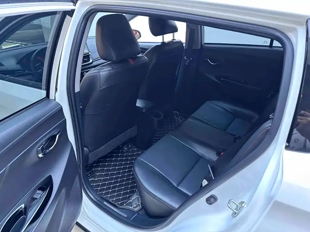 Toyota Yaris L — фото 6