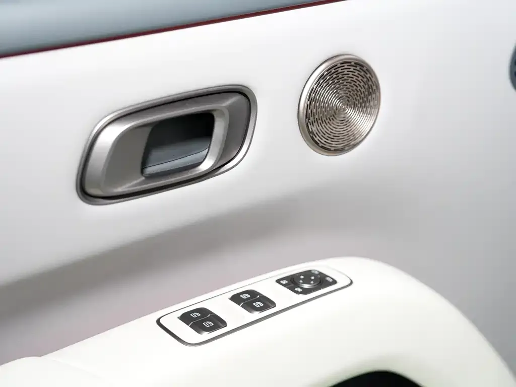 Li Auto i8 — фото 10