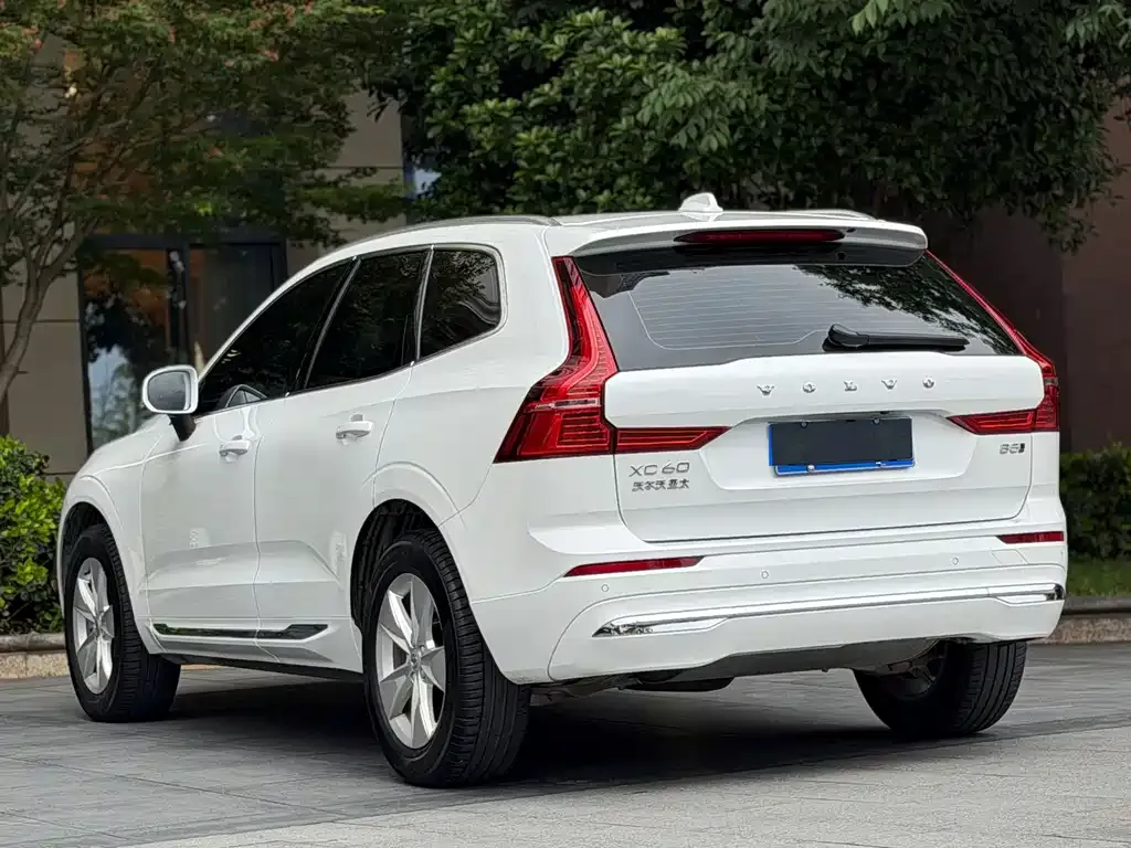 Volvo XC60 — фото 10