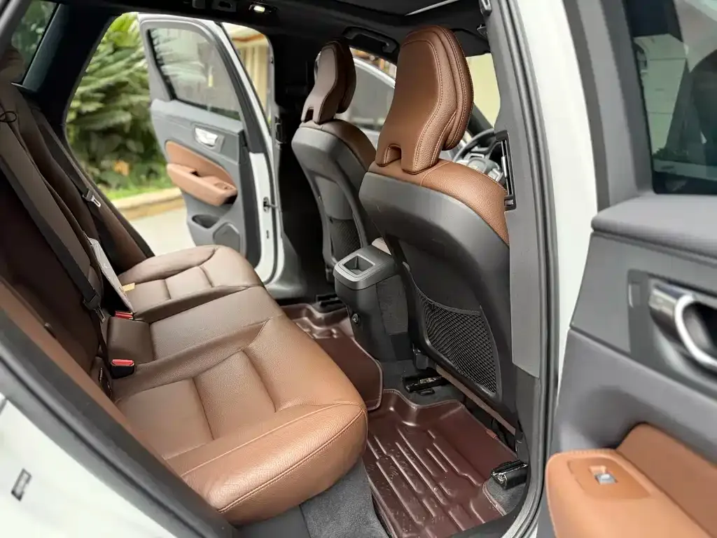 Volvo XC60 — фото 7