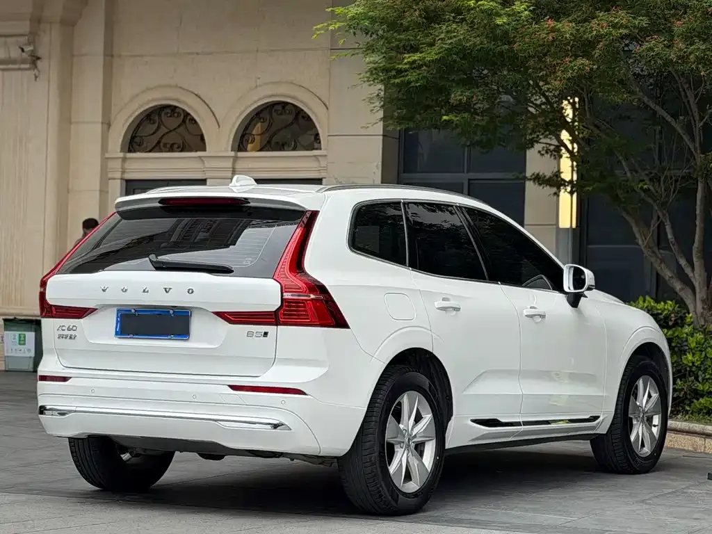 Volvo XC60 — фото 8