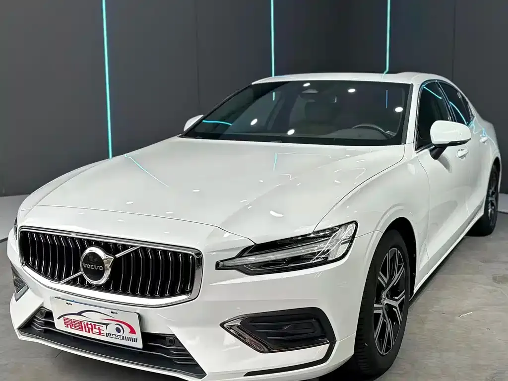 Volvo S60 — фото 1