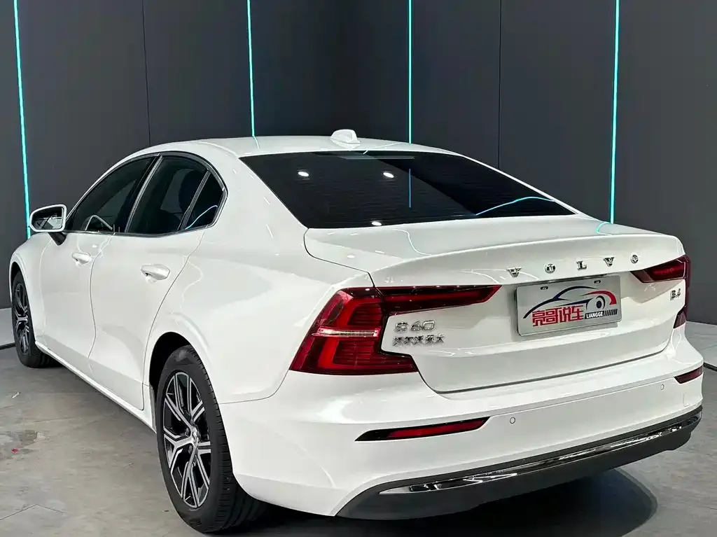 Volvo S60 — фото 10