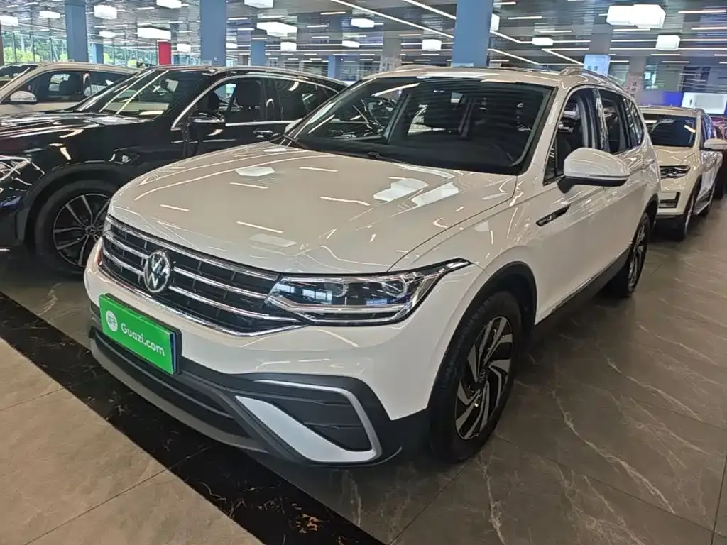 Volkswagen Tiguan L — фото 1