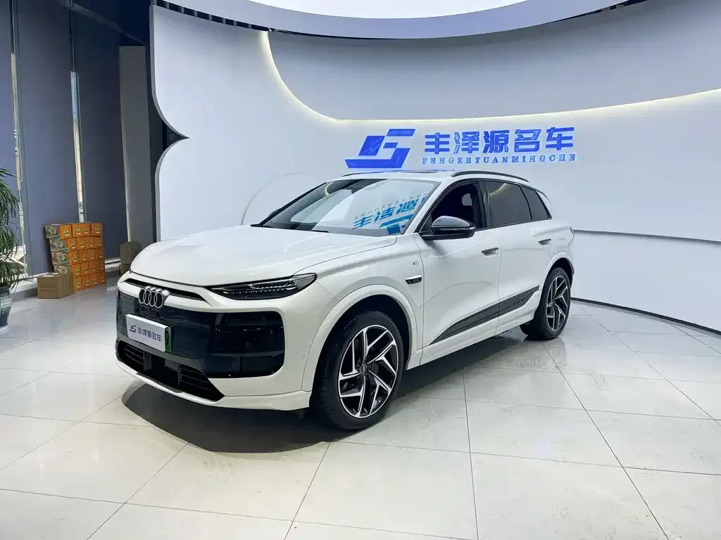 Audi Q6L e-tron — фото 1