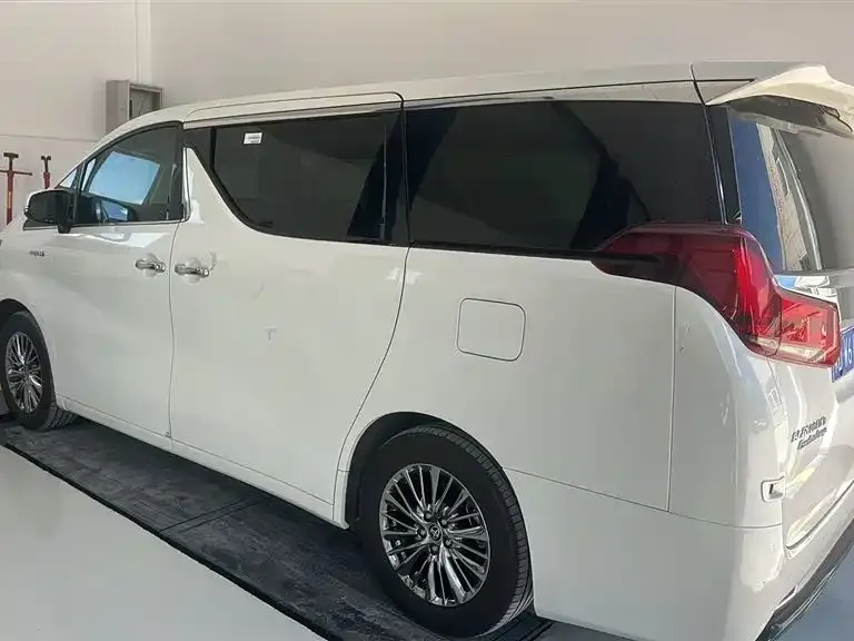 Toyota Alphard — фото 3