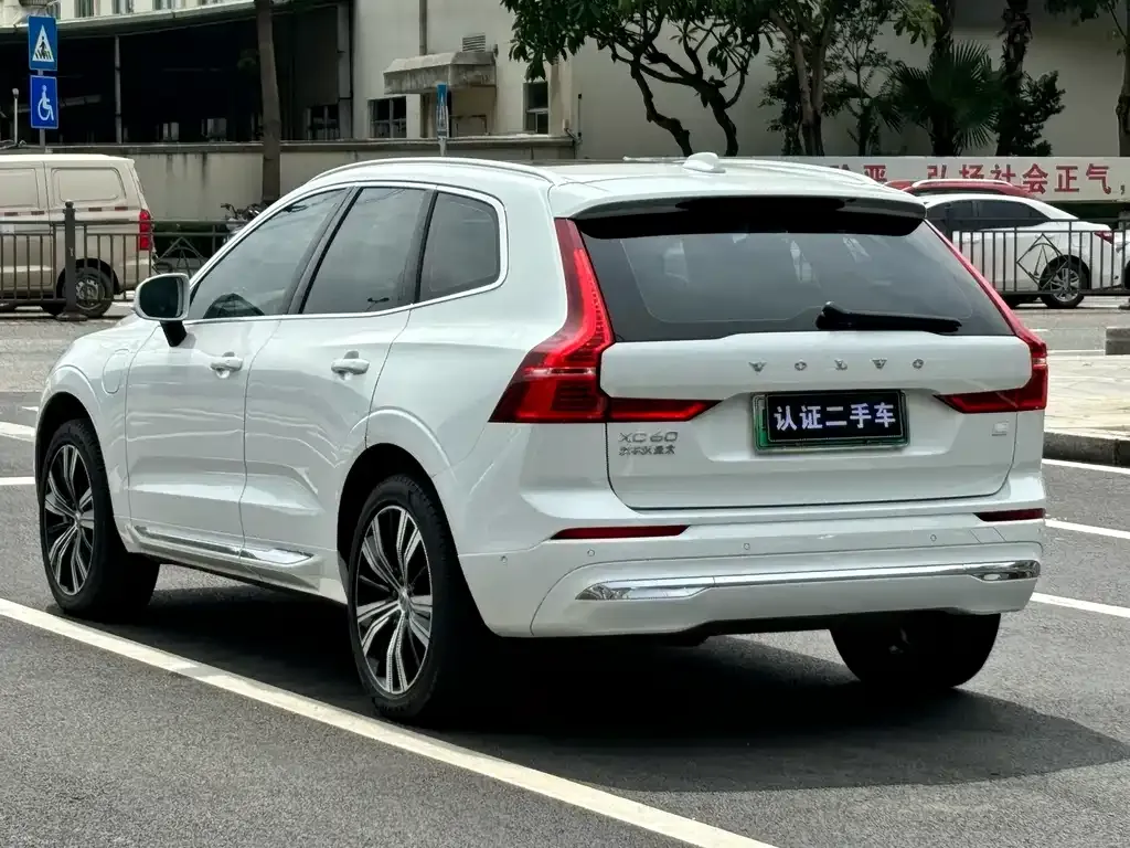 Volvo XC60 PHEV — фото 7
