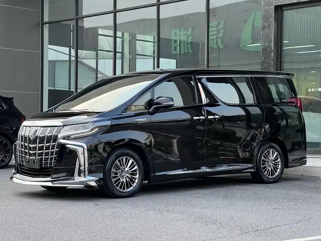 Toyota Alphard — фото 1