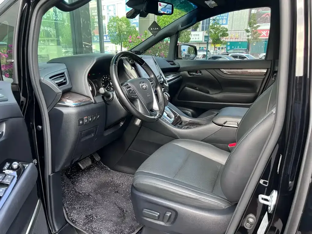 Toyota Alphard — фото 2