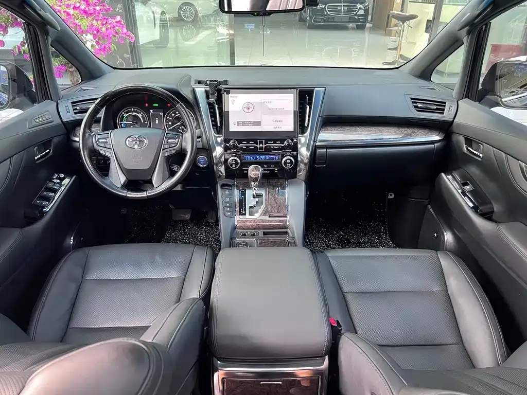 Toyota Alphard — фото 3