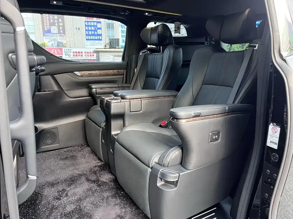 Toyota Alphard — фото 8