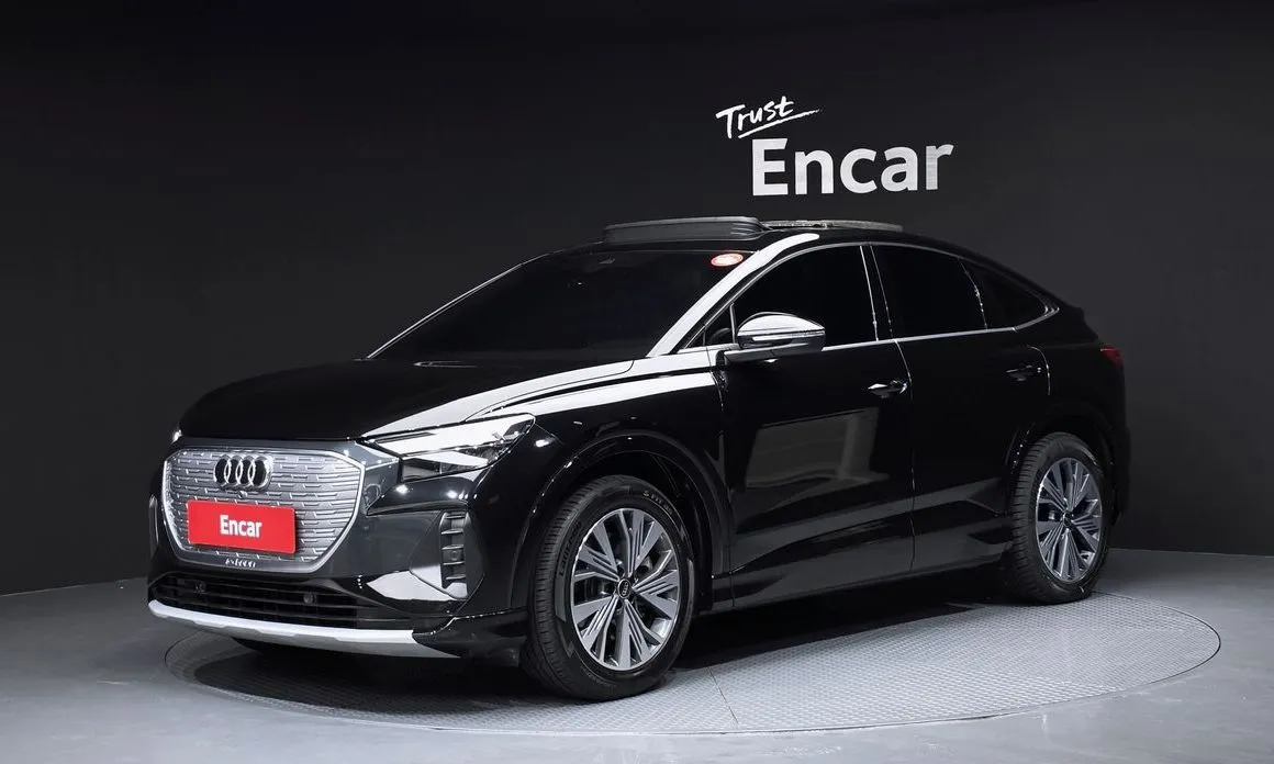 Audi Q4 e-tron — фото 1