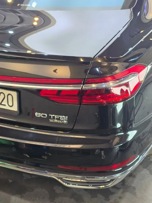 Audi A8 — фото 1