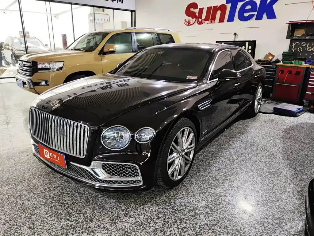 Bentley Flying Spur — фото 1
