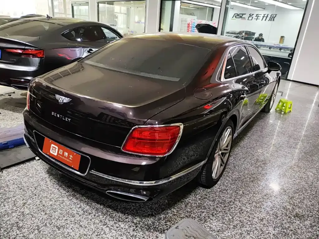 Bentley Flying Spur — фото 5