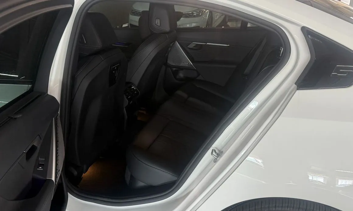 BMW i5 — фото 9