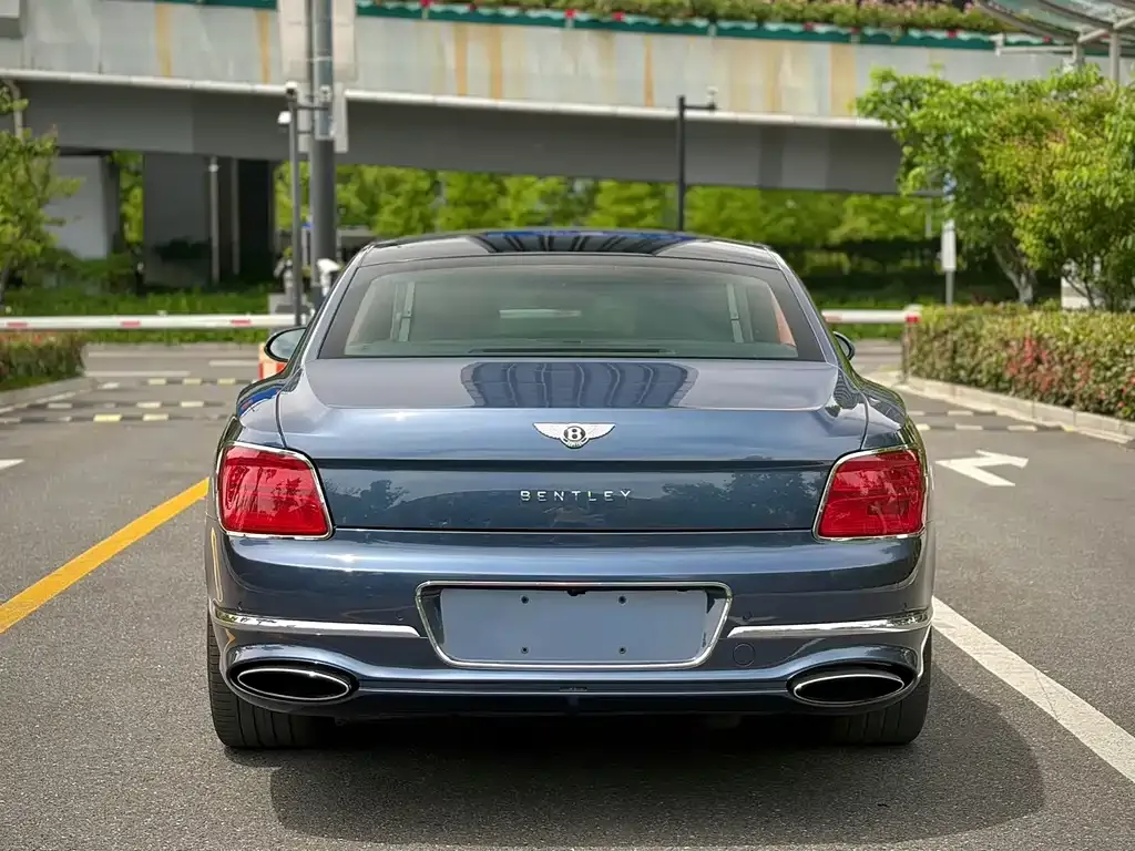 Bentley Flying Spur — фото 6