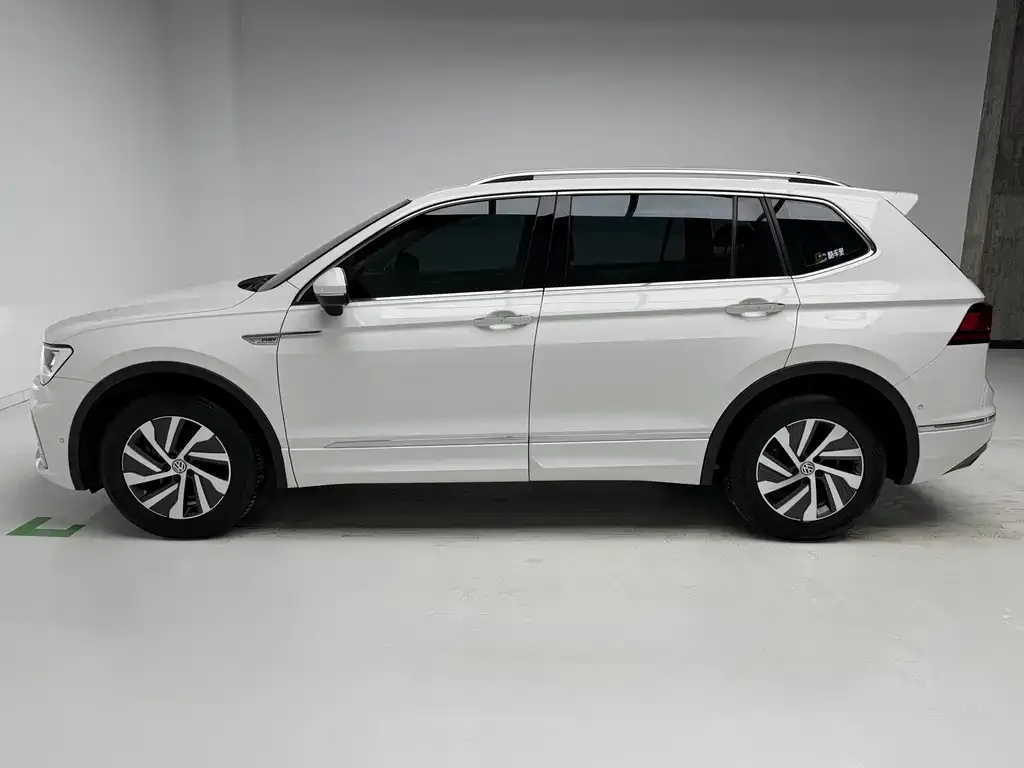 Volkswagen Tiguan L PHEV — фото 4