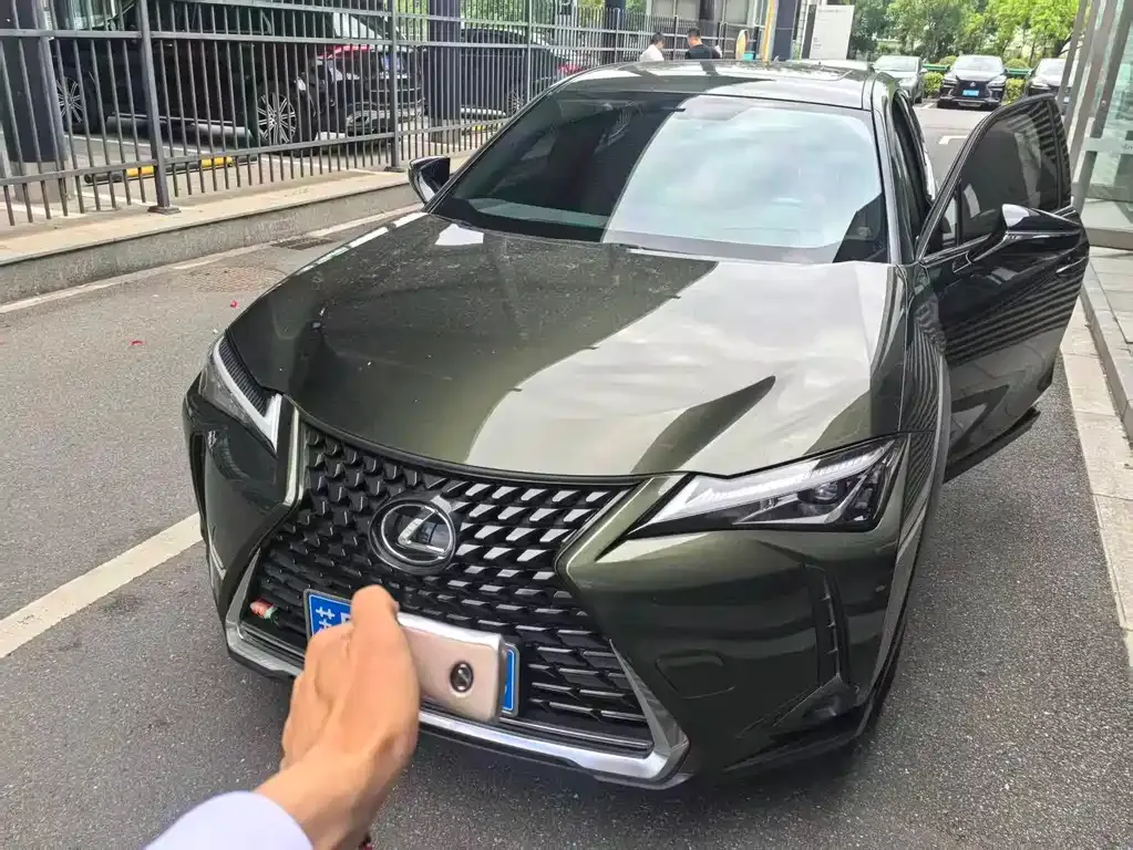 Lexus UX — фото 1