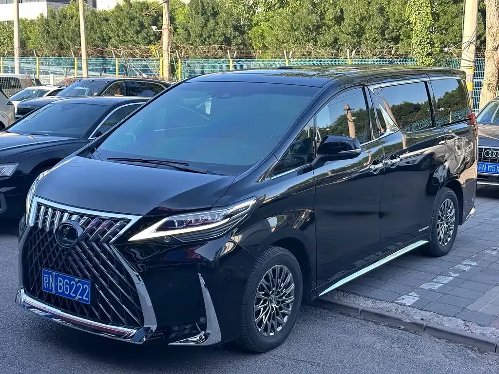 Lexus LM — фото 1