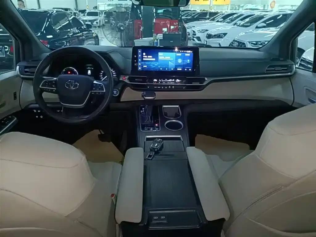 Toyota Granvia — фото 2