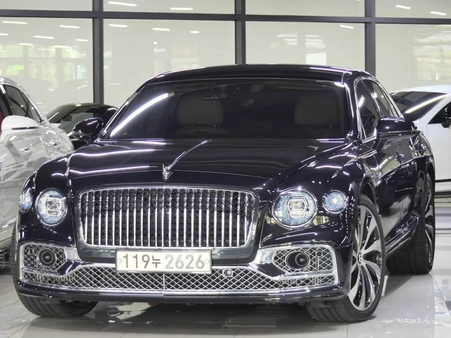 Bentley Flying Spur — фото 1