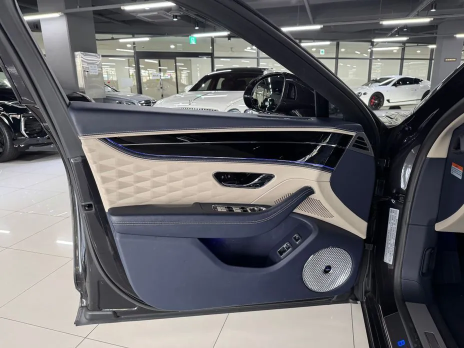 Bentley Flying Spur — фото 2