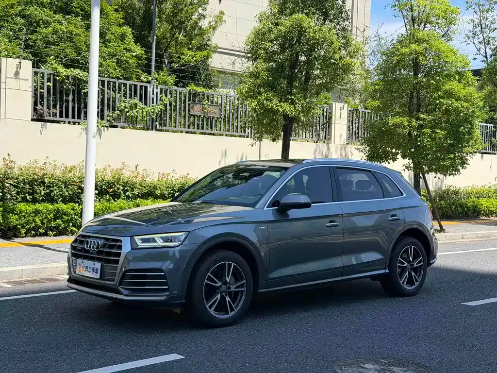 Audi Q5L — фото 1
